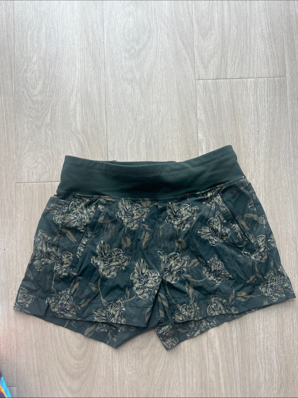 Athleta Trekkie Shorts Dark Green Floral High-Rise Shorts